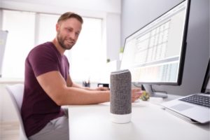 A Revolução dos Assistentes de Voz: Como Integrar a Tecnologia no seu Dia a Dia