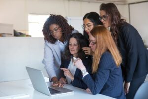 Mulheres na Tecnologia: Inspirando a Próxima Geração